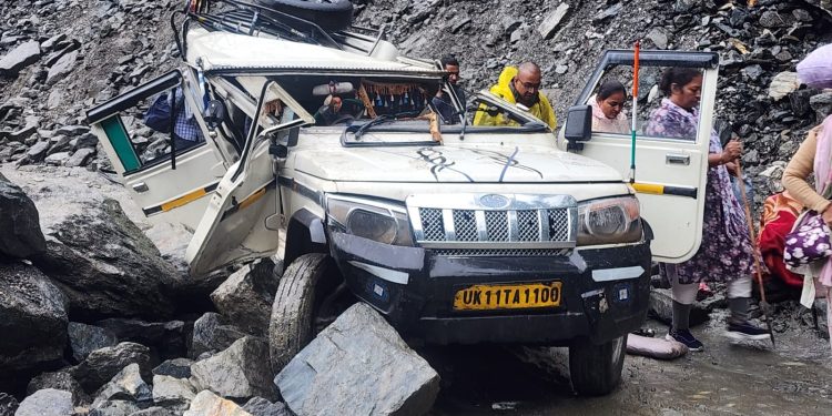 बड़ी खबर : रुद्रप्रयाग में वाहन के ऊपर गिरा बोल्डर, दो की दर्दनाक मौत वहीं तीन गंभीर घायल