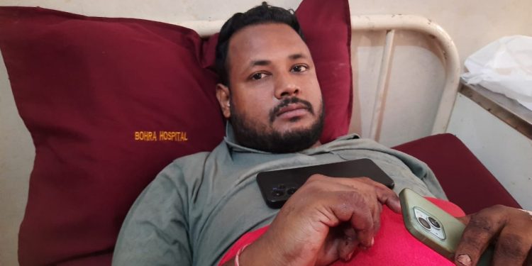 रुद्रप्रयाग : पहाड़ में सनसनी, टीचर ने किया दो सभासदों पर चाकू से हमला