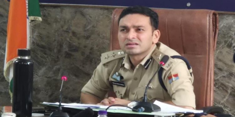 एक्शन में एसएसपी : दो पुलिसकर्मियों को किया सस्पेंड, एक को लाइन हाजिर