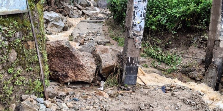 रुद्रप्रयाग : भारी बारिश के चलते जखोली के कई मकानों में खतरा, कभी भी हो सकती है जनहानि