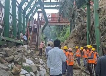 हरिद्वार : काली माता मंदिर मलबा आने से रेलवे ट्रेक हुआ बाधित, बड़ा हादसा टला