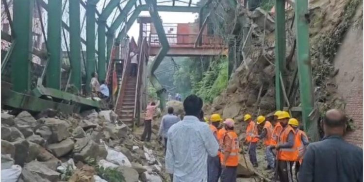 हरिद्वार : काली माता मंदिर मलबा आने से रेलवे ट्रेक हुआ बाधित, बड़ा हादसा टला