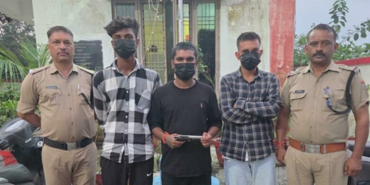 बड़ी खबर : पिस्टल से जन्मदिन का केक काटने का वीडियो वायरल, तीन युवक गिरफ्तार