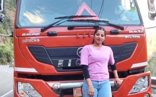 सराहनीय : पहाड़ की 22 साल की नीतू चला रही 16 टायर का 35 टन का ट्राला