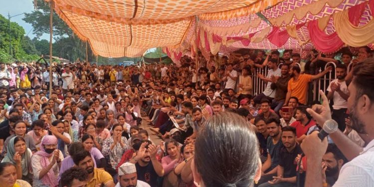 पेपर लीक प्रकरण : सीएम धाकड़ धामी से मुलाकात हुए 50 घंटे हो गए, लेकिन नहीं आया कोई बेरोजगारों से मिलने