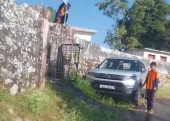 बड़ी खबर : स्कूली छात्रा से कार धुलवाने के मामले में शिक्षक निलंबित