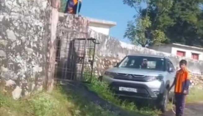 बड़ी खबर : स्कूली छात्रा से कार धुलवाने के मामले में शिक्षक निलंबित