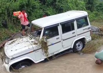 सितंबर का सितम : लोकनिर्माण विभाग के अधिशासी अभियंता का वाहन बहा, एक लापता