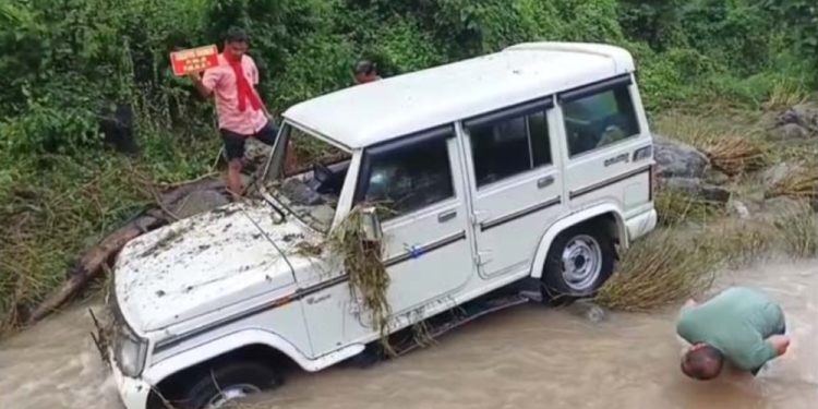 सितंबर का सितम : लोकनिर्माण विभाग के अधिशासी अभियंता का वाहन बहा, एक लापता