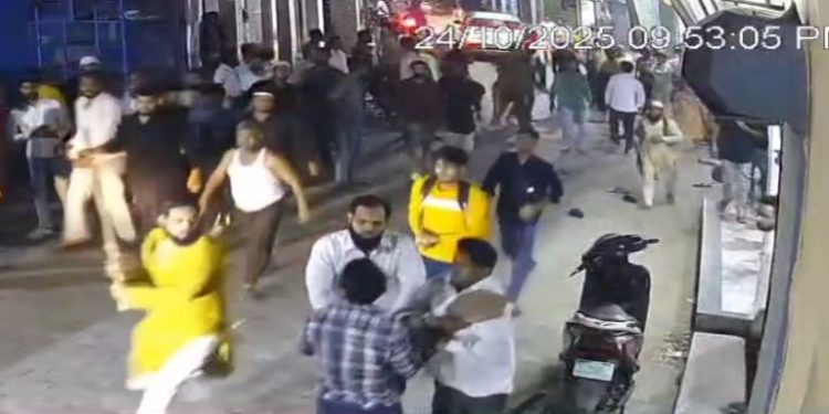 बड़ी खबर : मोहम्मद इकराम ने मारा मासूम बच्ची को थप्पड़, जनता में आक्रोश