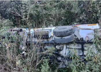 ब्रेकिंग : पेट्रोल से भरा टैंकर खाई में गिरा, क्षेत्र में हड़कंप