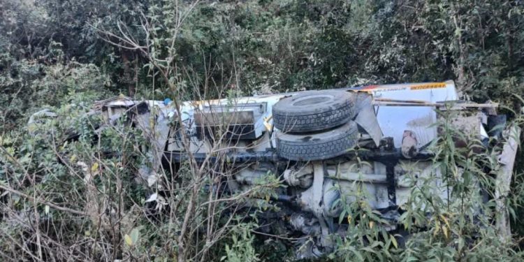 ब्रेकिंग : पेट्रोल से भरा टैंकर खाई में गिरा, क्षेत्र में हड़कंप