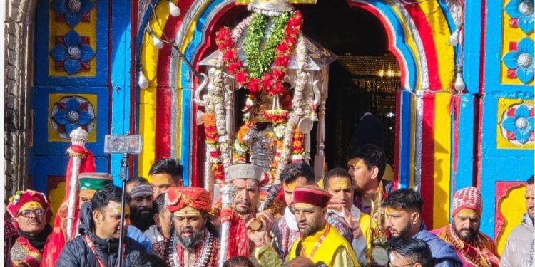 केदारनाथ : सीएम धामी की मौजूदगी में बंद हुए बाबा के कपाट श्री केदारनाथ धाम के कपाट आज दिनांक 23 अक्टूबर, 2025 (गुरुवार) की प्रातः 8ः20 बजे पूर्ण वैदिक मंत्रोच्चार, पूजा-अर्चना एवं धार्मिक परम्पराओं के अनुसार शीतकाल हेतु विधिवत बंद कर दिये गये हैं। कपाट बंद होने की प्रक्रिया आज प्रातः 4 बजे से ही विशेष पूजा-अर्चना के साथ प्रारम्भ की गयी है। कपाट बन्द होने के अवसर पर मा. मुख्यमंत्री उत्तराखण्ड पुष्कर सिंह धामी, जिलाधिकारी रुद्रप्रयाग प्रतीक जैन, पुलिस अधीक्षक अक्षय कोंडे, मुख्य कार्यकारी अधिकारी बीकेटीसी विजय थपलियाल सहित तीर्थ पुरोहितगण व धाम में पहुंचे श्रद्धालुगण रहे। कपाट बंद होने से पश्चात बाबा केदारनाथ की डोली ने केदारनाथ धाम से ओंकारेश्वर मंदिर, ऊखीमठ के लिए प्रस्थान किया है। डोली का प्रथम पड़ाव रामपुर मेें रहेगा। कल डोली गुप्तकाशी पहुंचेगी, दिनांक 25 अक्टूबर को डोली अपने गद्दीस्थल ओंकारेश्वर मन्दिर ऊखीमठ पहुंचेगी।