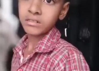 देखें वीडियो : स्कूल की छुट्टी होने पर एक मासूम अंदर हो गया कैद , पुलिस ने ताला तोड़कर बच्चे को बाहर निकाला