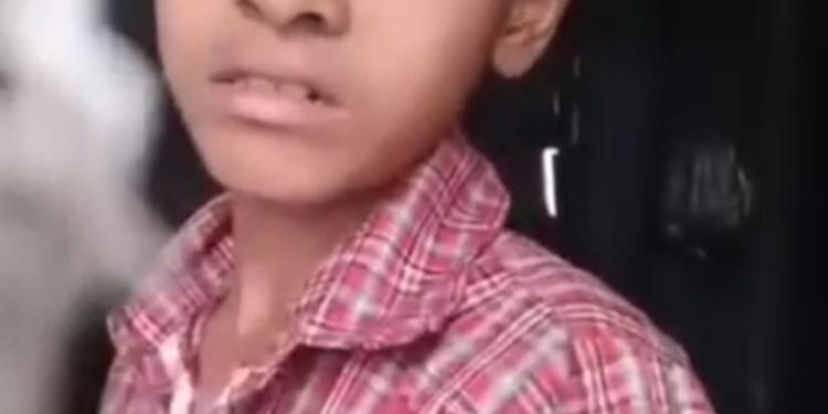 देखें वीडियो : स्कूल की छुट्टी होने पर एक मासूम अंदर हो गया कैद , पुलिस ने ताला तोड़कर बच्चे को बाहर निकाला