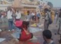 देखें वीडियो : गंगा किनारे महिला यात्रियों के बीच जमकर चले लात घूंसे