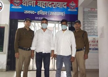 गजब : थाने पहुंचे दो पक्ष पुलिस के सामने ही भिड़ गए, चले लात घूसे