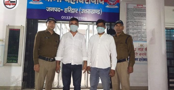 गजब : थाने पहुंचे दो पक्ष पुलिस के सामने ही भिड़ गए, चले लात घूसे
