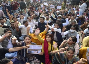 बड़ी खबर : उपनल कर्मचारीयों के आंदोलन ने पकड़ी रफ्तार, अन्न-जल त्याग कर अनशन पर बैठा आंदोलनकारी