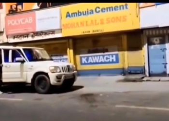 देखें वीडियो : देर रात लड़की का जबरन हाथ पकड़ कर स्कॉर्पियो में खींचने की कोशिश, फिर हुआ यह…