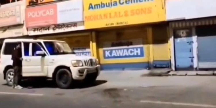 देखें वीडियो : देर रात लड़की का जबरन हाथ पकड़ कर स्कॉर्पियो में खींचने की कोशिश, फिर हुआ यह…