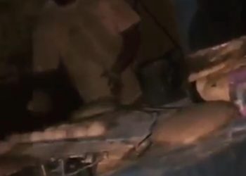 देखें घिनौना वीडियो : शादी समारोह में थूक कर रोटियां कर रहा था सर्व, हलवाई गिरफ्तार