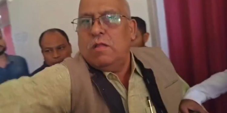 ब्रेकिंग : अशिक्षित और बदतमीज प्राथमिक शिक्षा निदेशक ने महिला पत्रकार पर उठाया हाथ