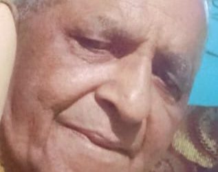 दुखद: वरिष्ठ पत्रकार की हुआ निधन, पत्रकार जगत में मातम  हल्द्वानी। पत्रकारिता जगत के लिए रविवार का दिन अत्यंत दुखद रहा। कुमायूँ टाइम्स के संपादक और वरिष्ठ पत्रकार कृष्ण कुमार गुप्ता (88 वर्ष) का हृदयघात (हार्ट अटैक) से निधन हो गया। उनके निधन की खबर से क्षेत्र के पत्रकारों, सामाजिक कार्यकर्ताओं और शुभचिंतकों में गहरा शोक व्याप्त हो गया। श्री गुप्ता अपने लंबे पत्रकारिता जीवन में निष्पक्ष, निर्भीक और जनसरोकारों से जुड़ी पत्रकारिता के प्रतीक रहे। उन्होंने सदैव समाज के हित में कलम चलाई और नई पीढ़ी को सत्यनिष्ठ पत्रकारिता के लिए प्रेरित किया। गुप्ता जी के निधन से न केवल पत्रकारिता जगत, बल्कि परिवार और परिचितों में भी गहरा दुःख है। परिवार के सदस्यों ने कहा कि उन्होंने जीवनभर समाज की सेवा को ही अपना ध्येय बनाया। पत्रकार साथियों ने उन्हें एक सशक्त, निष्पक्ष और प्रेरणादायी व्यक्तित्व के रूप में याद करते हुए कहा कि उनका जाना क्षेत्रीय पत्रकारिता के लिए अपूरणीय क्षति है। ईश्वर से प्रार्थना है कि दिवंगत आत्मा को शांति प्रदान करें और शोकाकुल परिवार को इस गहन दुःख को सहन करने की शक्ति दें।