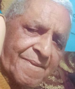 दुखद: वरिष्ठ पत्रकार की हुआ निधन, पत्रकार जगत में मातम  हल्द्वानी। पत्रकारिता जगत के लिए रविवार का दिन अत्यंत दुखद रहा। कुमायूँ टाइम्स के संपादक और वरिष्ठ पत्रकार कृष्ण कुमार गुप्ता (88 वर्ष) का हृदयघात (हार्ट अटैक) से निधन हो गया। उनके निधन की खबर से क्षेत्र के पत्रकारों, सामाजिक कार्यकर्ताओं और शुभचिंतकों में गहरा शोक व्याप्त हो गया। श्री गुप्ता अपने लंबे पत्रकारिता जीवन में निष्पक्ष, निर्भीक और जनसरोकारों से जुड़ी पत्रकारिता के प्रतीक रहे। उन्होंने सदैव समाज के हित में कलम चलाई और नई पीढ़ी को सत्यनिष्ठ पत्रकारिता के लिए प्रेरित किया। गुप्ता जी के निधन से न केवल पत्रकारिता जगत, बल्कि परिवार और परिचितों में भी गहरा दुःख है। परिवार के सदस्यों ने कहा कि उन्होंने जीवनभर समाज की सेवा को ही अपना ध्येय बनाया। पत्रकार साथियों ने उन्हें एक सशक्त, निष्पक्ष और प्रेरणादायी व्यक्तित्व के रूप में याद करते हुए कहा कि उनका जाना क्षेत्रीय पत्रकारिता के लिए अपूरणीय क्षति है। ईश्वर से प्रार्थना है कि दिवंगत आत्मा को शांति प्रदान करें और शोकाकुल परिवार को इस गहन दुःख को सहन करने की शक्ति दें।