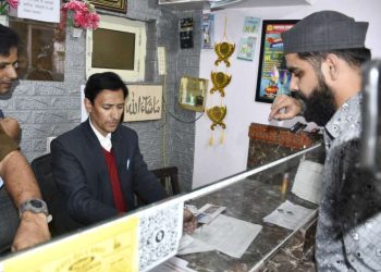 बड़ी खबर : कुमाऊं कमिश्नर दीपक रावत की CSC सेंटर पर छापेमारी, फर्जी निवास प्रमाण पत्र बनाने वाले कई गिरफ्तार