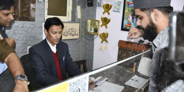 बड़ी खबर : कुमाऊं कमिश्नर दीपक रावत की CSC सेंटर पर छापेमारी, फर्जी निवास प्रमाण पत्र बनाने वाले कई गिरफ्तार