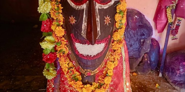 धर्म संस्कृति : 144 वर्ष बाद मां चंडिका राजराजेश्वरी का प्राचीन फर्श गर्भगृह से बाहर आया