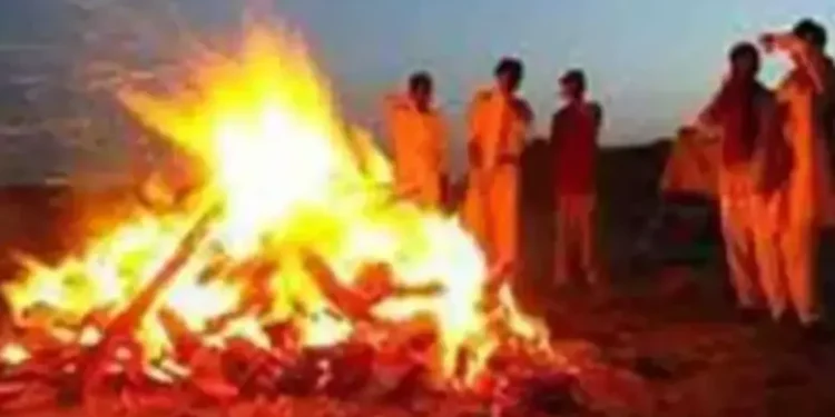 दुखद : पिता की लाश देख बेटे ने भी त्यागे प्राण, पिता-पुत्र की एक साथ करी अन्त्येष्टि