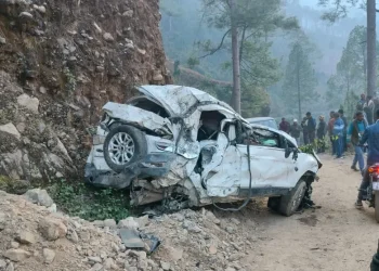 दुखद : शादी समारोह से लौट रहे बारातियों की500 मीटर गहरी खाई में गिरी कार, तीन की मौत