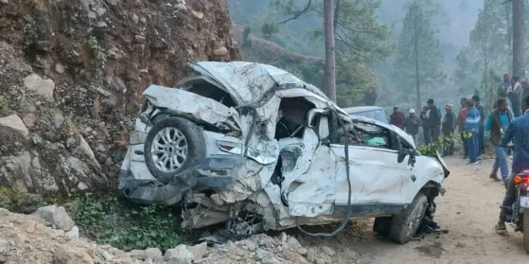 दुखद : शादी समारोह से लौट रहे बारातियों की500 मीटर गहरी खाई में गिरी कार, तीन की मौत