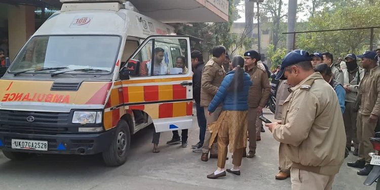 बड़ी खबर : पुलिस की गाड़ी पर अंधाधुंध फायरिंग, हिस्ट्री शीटर को ले जा रहे थे पेशी पर