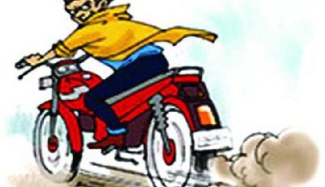 गजब : यहां शोरूम से ही तीन स्कूटी और मोटर पार्ट्स चुरा ले गए चोर