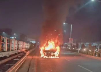 बड़ी खबर : यहां चलती कार बन गई आग का गोला
