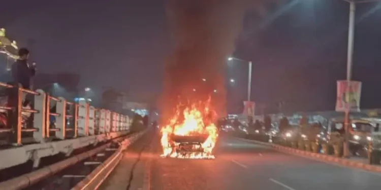 बड़ी खबर : यहां चलती कार बन गई आग का गोला