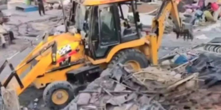 बड़ी खबर : यहां प्रशासन का चला बुलडोजर, 50 से अधिक मकान ध्वस्त