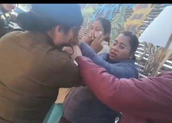 शर्मनाक : आंदोलनरत नर्सिंग अभ्यर्थी को पुलिस ने जड़ा थप्पड़, हुआ बवाल