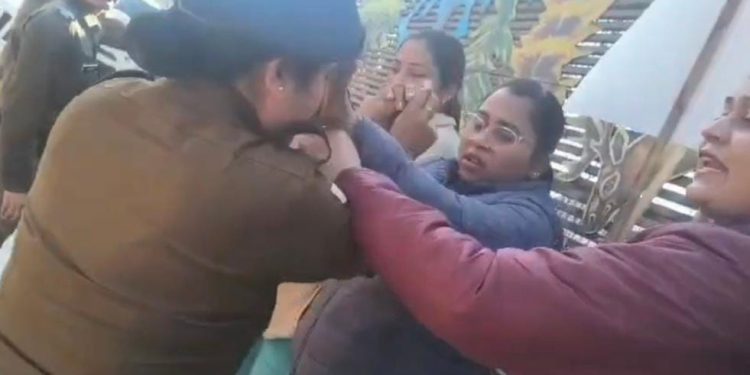 शर्मनाक : आंदोलनरत नर्सिंग अभ्यर्थी को पुलिस ने जड़ा थप्पड़, हुआ बवाल