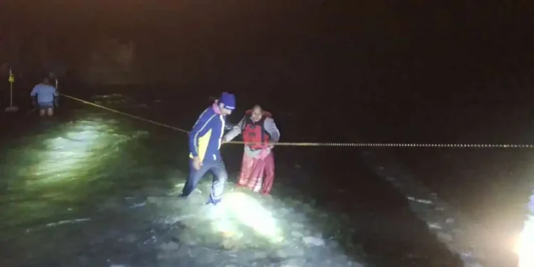 देखें वीडियो : बिन बरसात नदी में आई बाढ़, पांच लोग फंसे