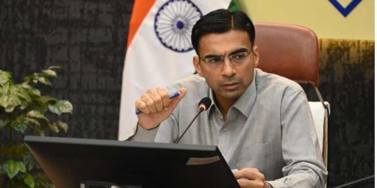 एक्शन में डीएम : रात के बजाए दिन में रोड कटिंग करने पर डीएम सख्त, यूपीसीएल पर बड़ी कार्रवाई