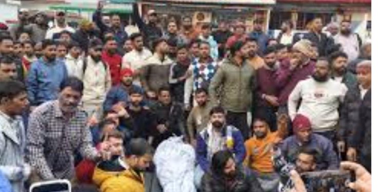 दुखद : यहां निजी अस्पताल की लापरवाही से युवक की मौत, परिजनों ने शव को सड़क पर रखकर किया हंगामा