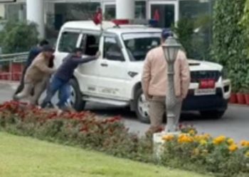 बड़ी खबर : सीएम धामी की सुरक्षा में बड़ी चूक, धक्के से स्टार्ट हुई मुख्यमंत्री के काफिले की पायलट कार
