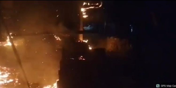 दुखद : यहां आग लगने से दो मंजिला भवन हुआ खाक, ढाई माह की बच्ची के जिंदा जलने से मौत