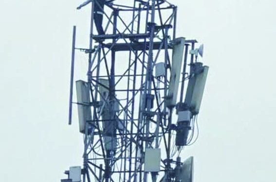 बड़ी खबर : पारिवारिक कलह के चलते युवक चढ़ा मोबाइल के टावर पर, जानिए फिर क्या हुआ…