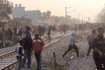 ऋषिकेश : अतिक्रमण का विरोध कर रहे लोगों ने पुलिस पर किया पथराव, रेलवे ट्रैक पर बैठकर कई घंटे रोकी ट्रेन