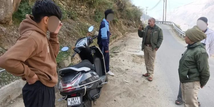 कार्रवाई : नाबालिगों को वाहन देना पड़ा भारी, स्कूटी सीज और 25 हजार रुपए का चालान परिजन पर
